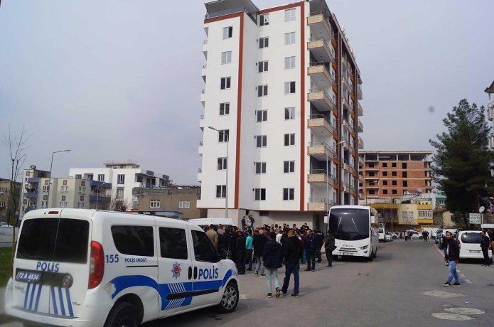 Yıkım kararı veren belediye ekipleri ile vatandaşlar arasında gerginlik