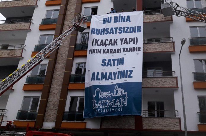 Kaçak yapılar afişler asılıyor