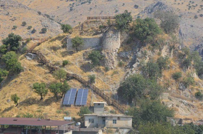 Ziyarete kapatılan Kozluk ilçesindeki tarihi Hazo Kalesi’nin hali içler acısı