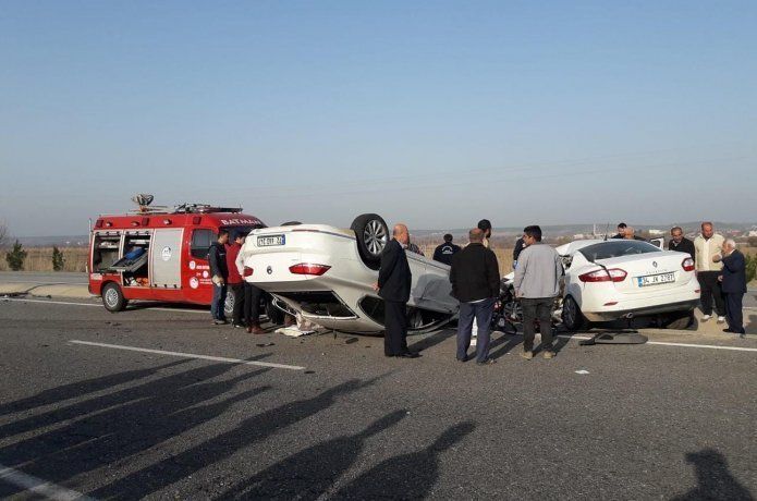 iki otomobil çarpıştı: Bir kişi öldü 4 kişi yaralandı