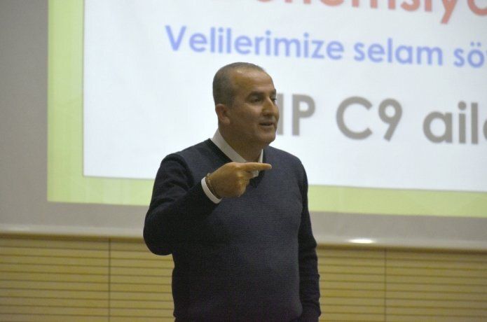 Uzman Eğitimci Cuma Dişikırık, tecrübelerini öğrencilerle paylaştı.