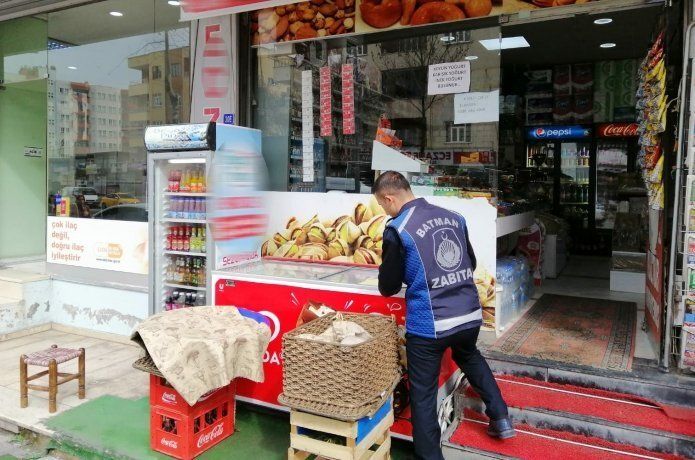 Zabıtadan yaya kaldırım işgali denetimi