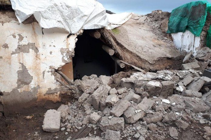 Aşırı yağış nedeniyle kerpiç ev yıkıldı