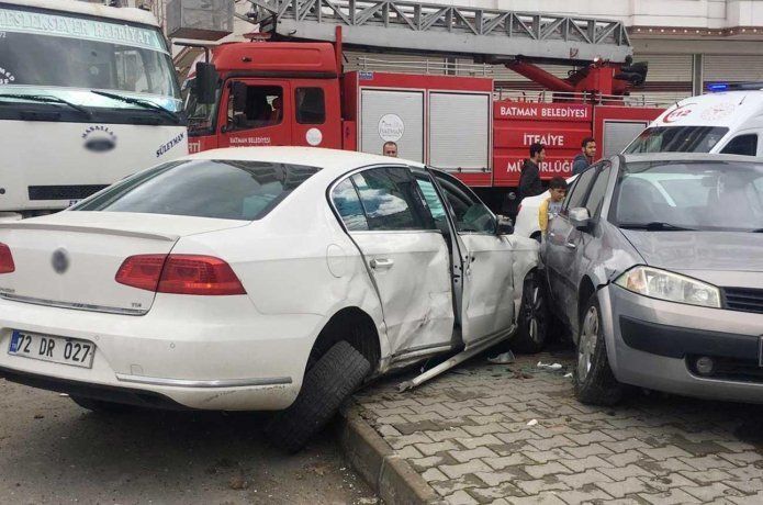 Hafriyat yüklü kamyon otomobile çarptı: Bir yaralı
