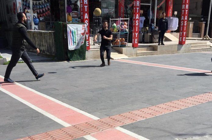 Corona virüsü nedeniyle iş yapamayan Batmanlı esnaf top oynadı