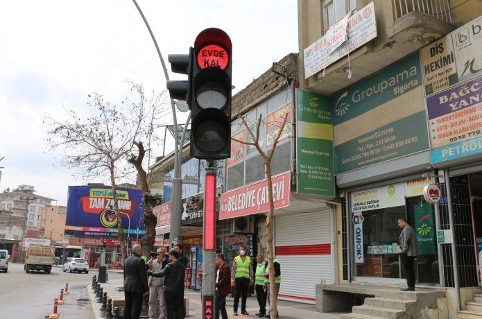 Trafik ışıklarında ‘evde kal’ uyarısı