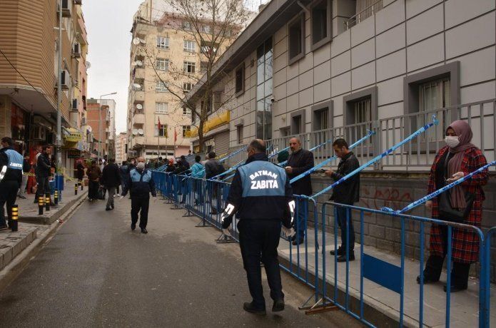 PTT önlerindeki kuyruğa sosyal mesafe uygulaması