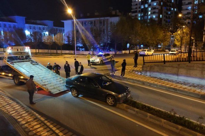 Batman'da otomobil orta refüje çıktı