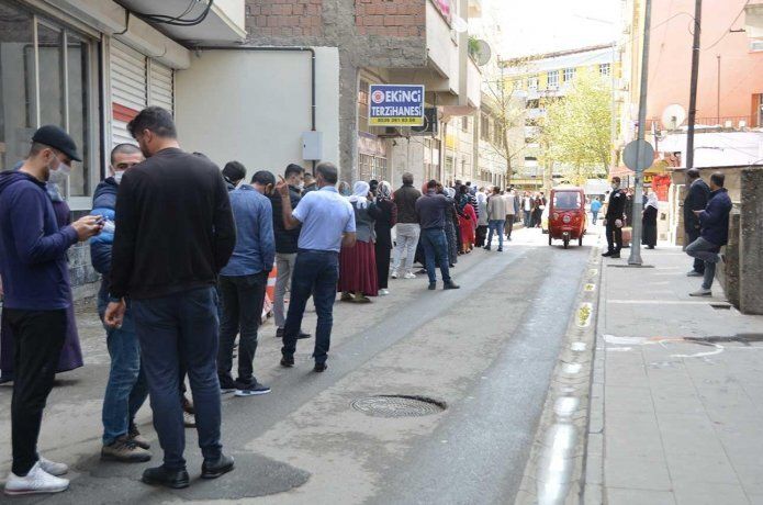 PTT kuyruğunda yine sosyal mesafe yok