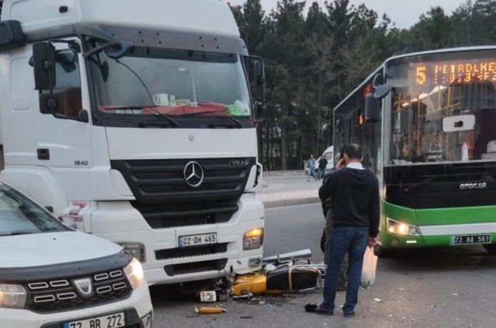 TIR'ın altına aldığı motosiklet sürücüsü yaralandı