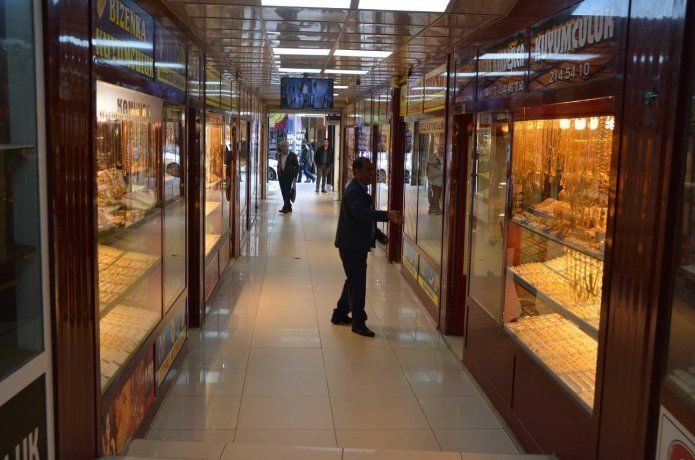 Altın fiyatlarının yükselmesinden kuyumcular da memnun değil