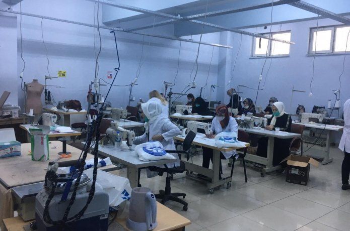 Halk eğitim merkezi maske yapımına başladı