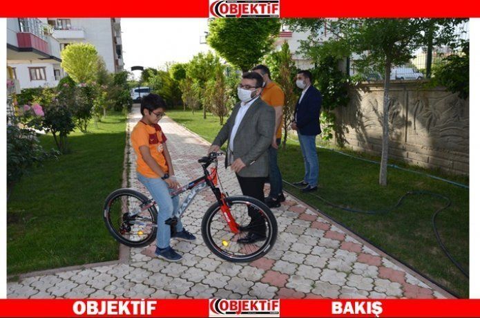 Bursunu bağışlayan çocuğa bisiklet