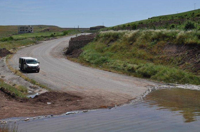 Köy sakinleri kapanan yollarına alternatif bir yol yapılmasını istiyor