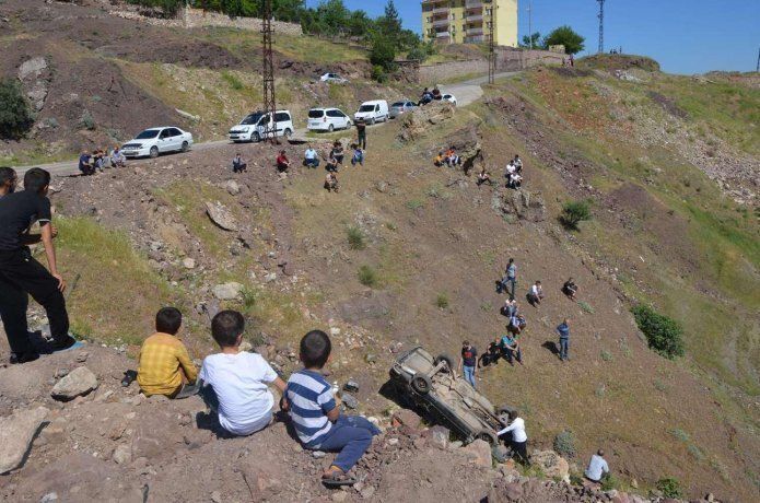 Metrelerce takla atan araçtan yara almadan kurtuldular