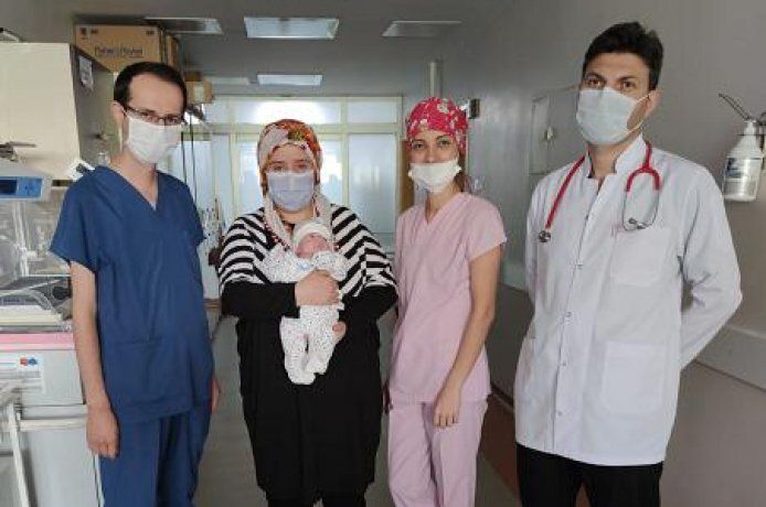 550 gram doğan bebek yaşama tutundu