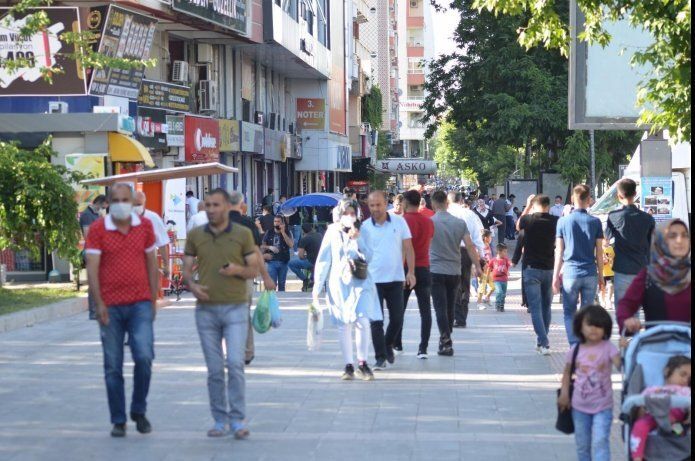 Parklar ve sokaklar doldu taştı: tedbirler unutuldu