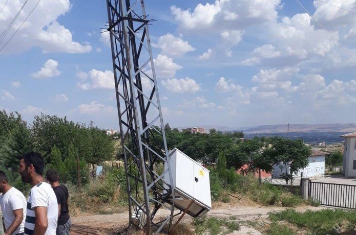 El freni çekilmeyen traktör elektrik direği ile trafoyu devirdi