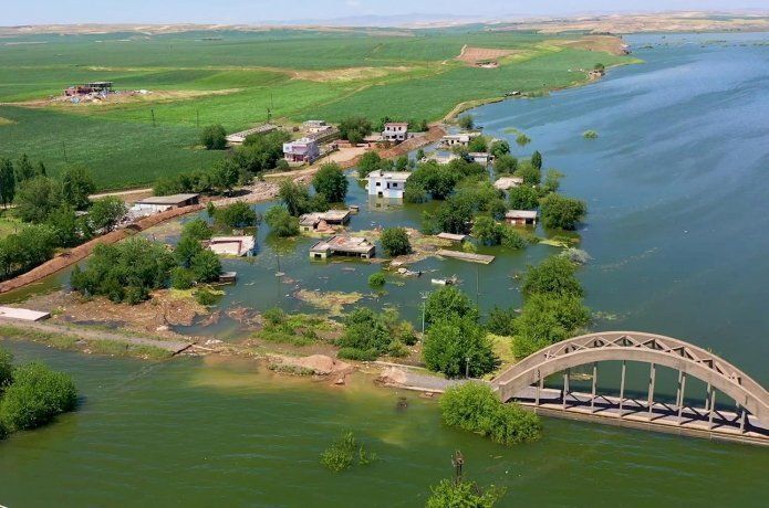 Gözyaşları içerisinde Ilısu Barajı sularının altında kalan köylerine bakıyorlar