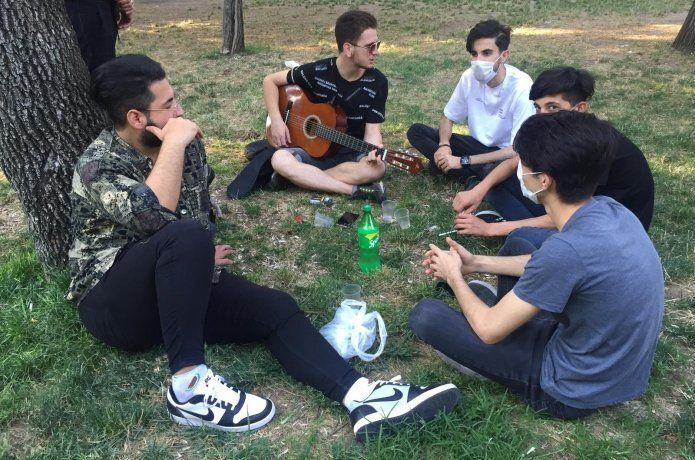 Gençler YKS sonrası parkta stres attı