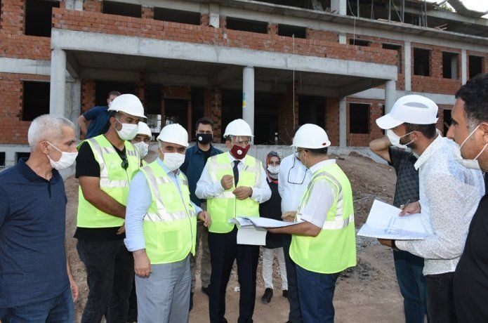 Valimiz, Sosyal Yardımlaşma ve Dayanışma Vakfı hizmet binası inşaatında incelemelerde bulundu