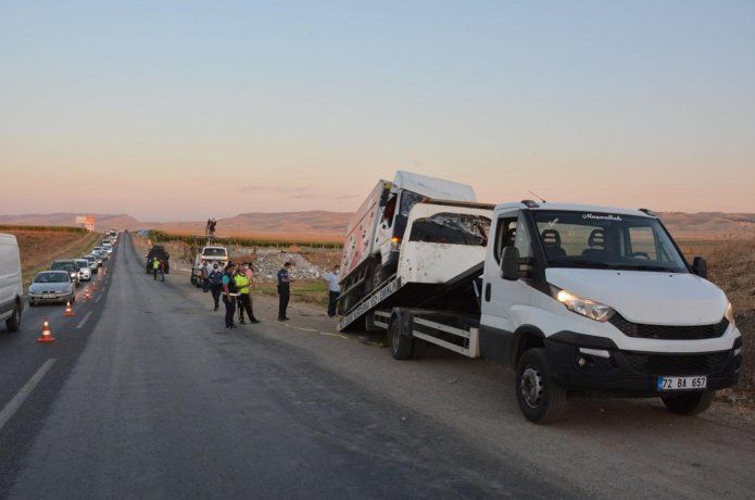 Kamyonet ile otomobil çarpıştı: Bir ölü, 4 yaralı
