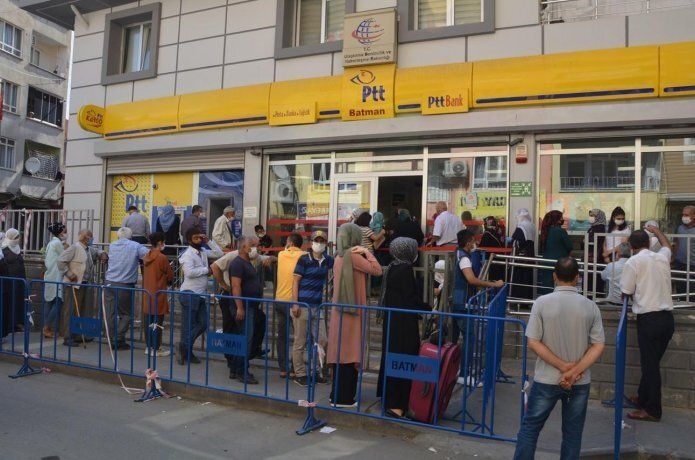 PTT'de uzun kuyruklar devam ediyor