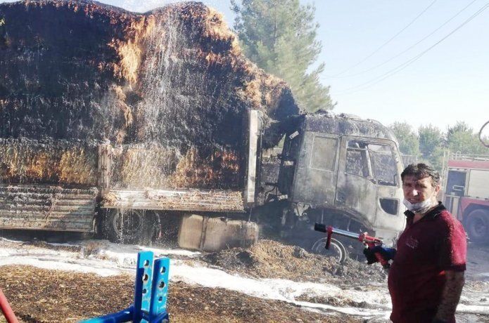 Elektrik tellerine çarpan saman yüklü TIR alev aldı