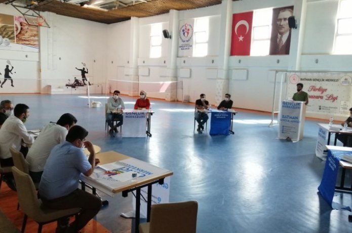 Gençler münazara liginde yarıştı