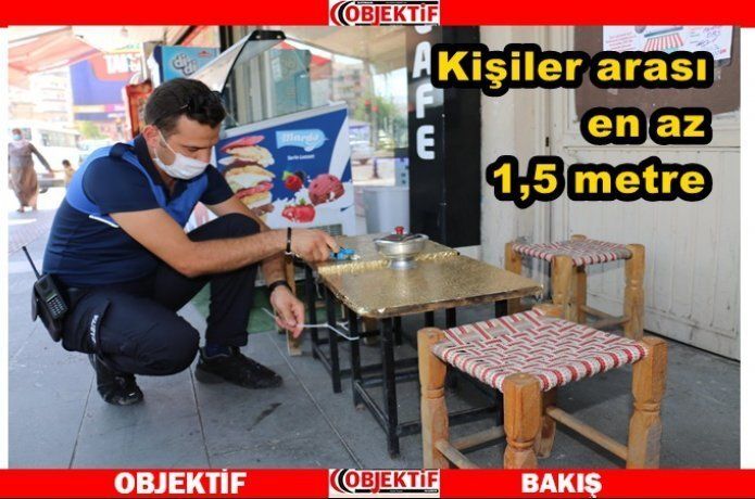 Sosyal mesafeyi sağlamak üzere zabıta masaları birbirine kelepçeliyor