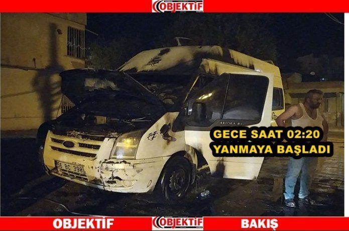 Park halindeyken alev alan minibüs kullanılmaz hale geldi
