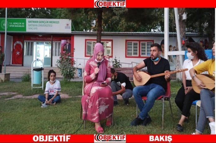 Gönüllü gençlerden şiir ve müzik dinletisi