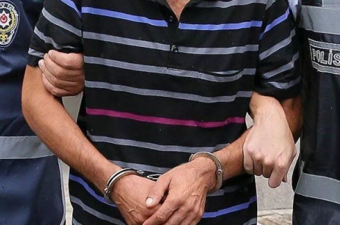 Uyuşturucu ticareti yaptıkları iddiasıyla tutuklandılar.