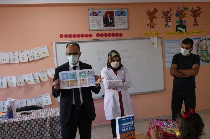 ilkokul öğrencilerine belediye tarafında hijyen paketi dağıtıldı.