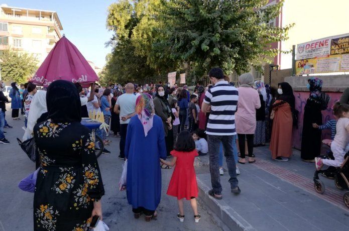 Okul önlerinde veli yoğunluğu