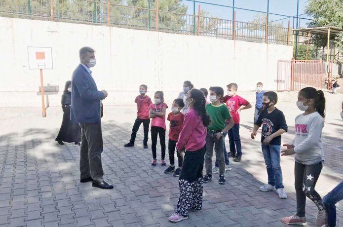 Kayapınar Belediye Başkanı Özhan, okulları ziyaret etti