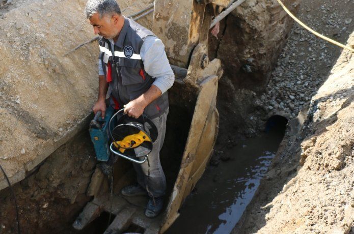 Betonkanalizasyon boruları değiştiriliyor