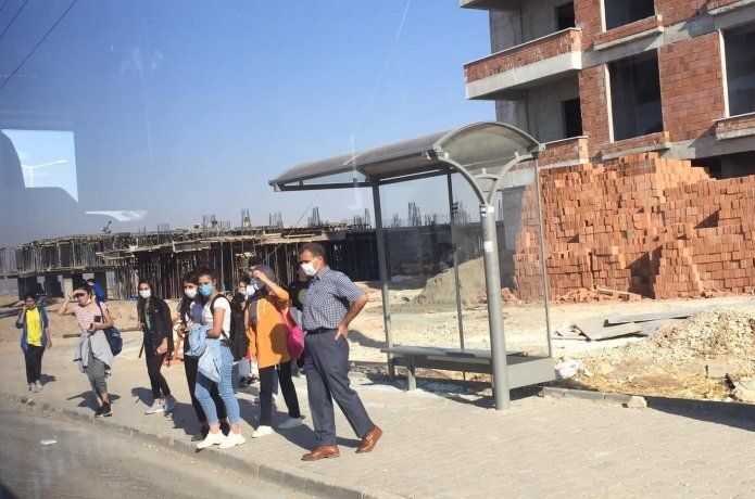 Öğrenciler duraklarda saatlerce bekliyor