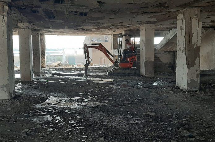 Metruk binanınyıkımına başlandı