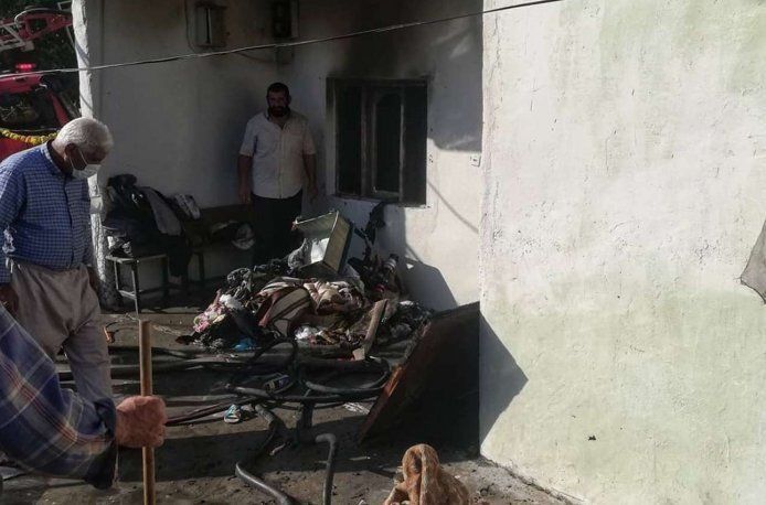 Evleri yanan yaşlı çift yardım bekliyor