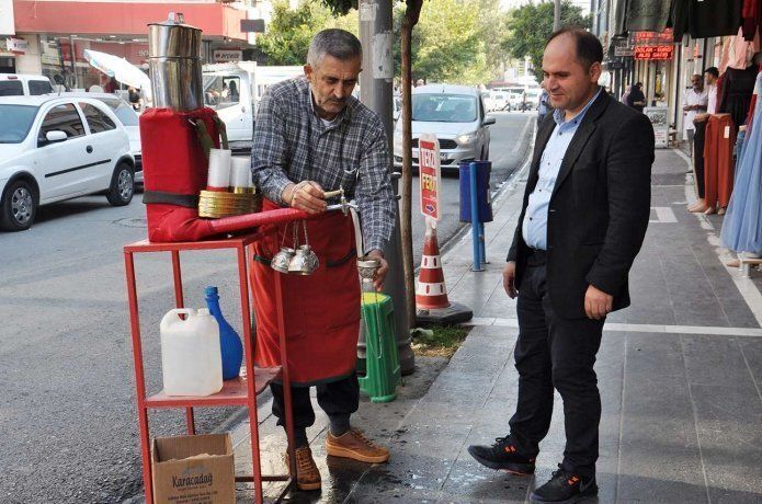 Meyan şerbeti satarak geçimini sağlıyor