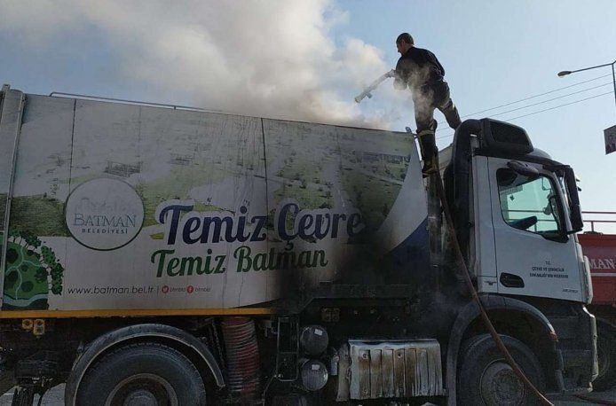 Batman’da seyir halindeki temizlik aracı alev aldı