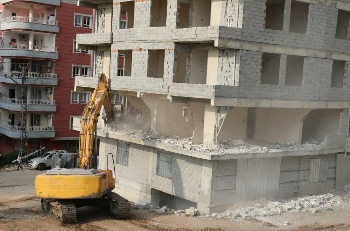 Kaçak yapıların yıkımına devam ediliyor