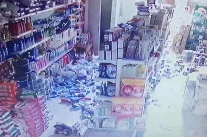 Deprem anı Batman'da bir iş yerinin güvenlik kamerasına yansıdı