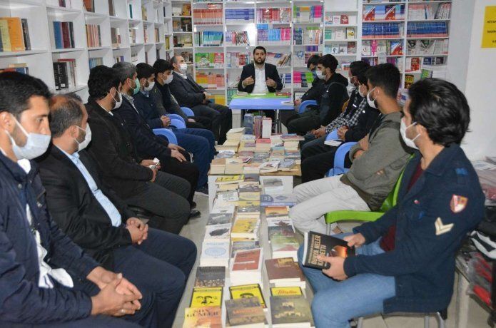 Kitabevinde buluşarak okumanın önemine dikkat çektiler