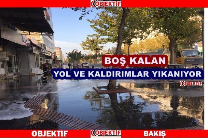 Batman'da caddeler deterjanlı suyla yıkanıyor