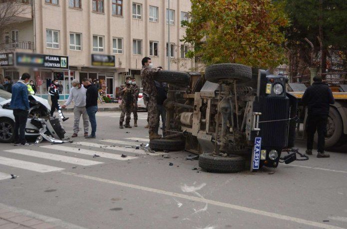 Otomobilin çarptığı zırhlı polis aracı devrildi