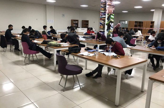 Öğrenciler kütüphane ve bilgi evlerinde