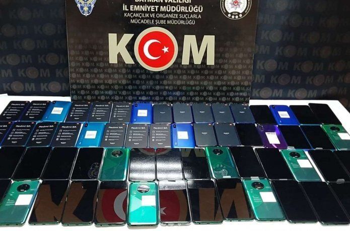Durdurulan araçta çok sayıda kaçak cep telefonu ele geçirildi
