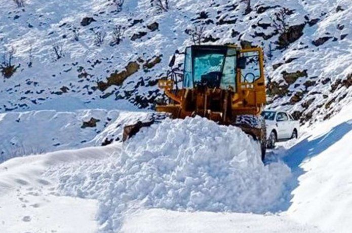 Karla kapanan yollar tekrar ulaşıma açıldı